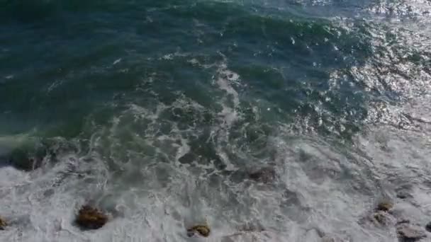 Vista superior das ondas do mar em um dia ensolarado — Vídeo de Stock