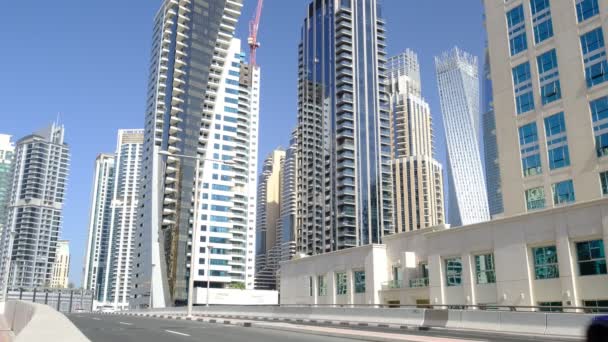 Dubaj, Zjednoczone Emiraty Arabskie, 15.02.2021: Dubai Marina Street w pobliżu mostu — Wideo stockowe