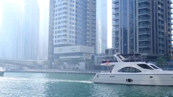 Dubai, Emirados Árabes Unidos, 15.02.2021: Dubai Marina skyline com Marina Canal, arranha-céus modernos, hotéis de luxo e barcos abras — Vídeo de Stock