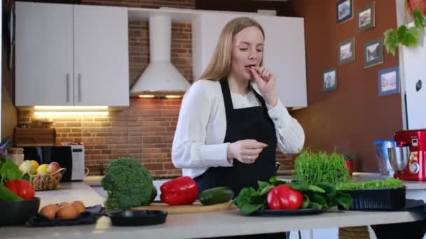 Έννοια της εμπειρίας τροφίμων στο σπίτι μαγείρεμα — Αρχείο Βίντεο
