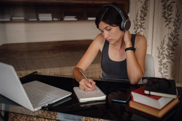 Joven Asiática Estudiante Auriculares Usando Portátil Escribe Notas Acogedor Lugar —  Fotos de Stock