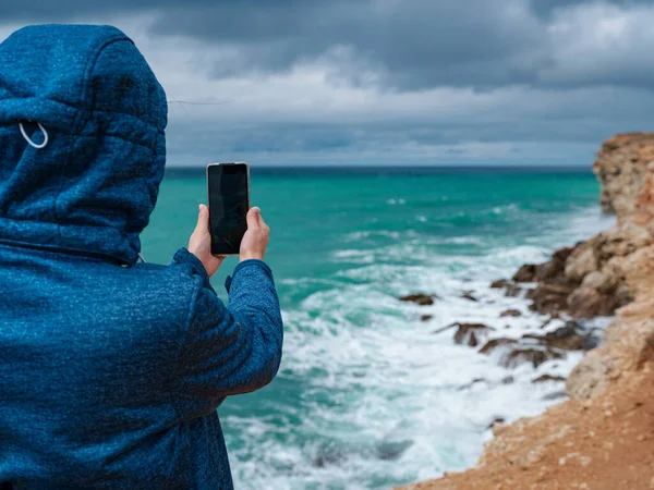 Eine Frau Fotografiert Das Meer Mit Dem Smartphone Eine Frau — Stockfoto