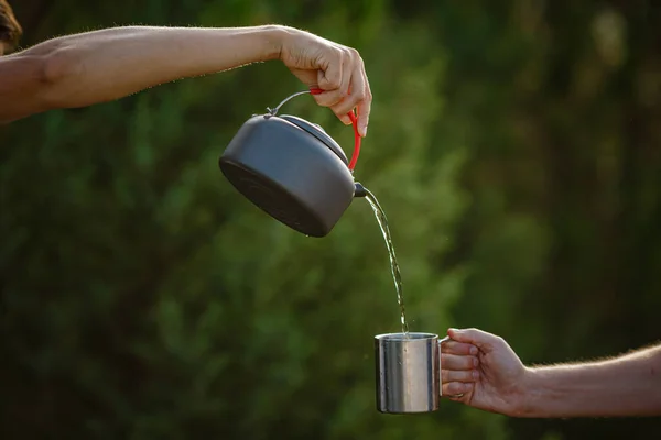 Caminante Vertiendo Una Bebida Caliente Una Tetera Metal Una Taza —  Fotos de Stock