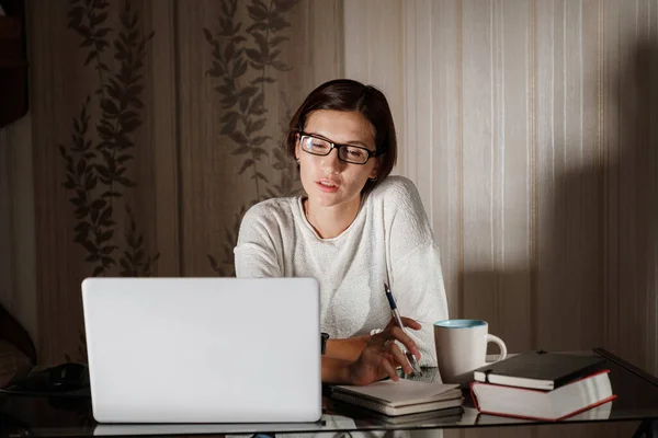 Estudiante Freelancer Que Trabaja Casa Una Tarea Lady Talk Videollamada — Foto de Stock