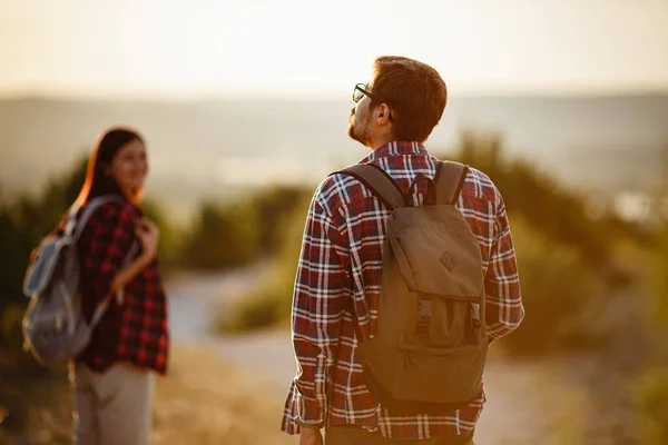 Retrato Feliz Pareja Joven Divirtiéndose Viaje Senderismo Caucásico Asiático Excursionista — Foto de Stock