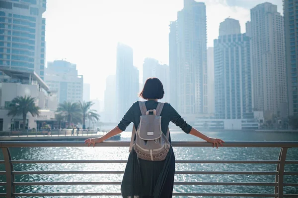 Счастливая Молодая Женщина Большом Городе Дубай Знаменитом Месте Дубайской Гавани — стоковое фото