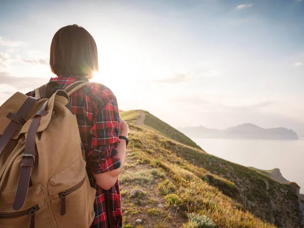 Young Asian Woman Backpack Hiking Summer Climbing Mountain Sunset Mountain — Stock Photo, Image