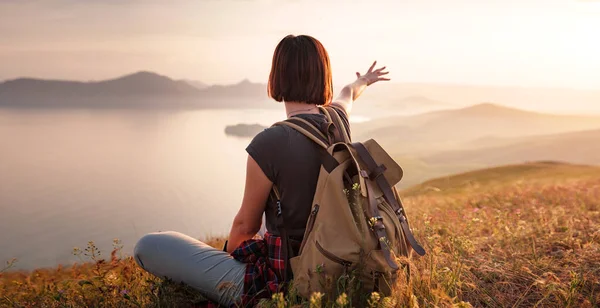 Young Asian Woman Backpack Sitting Hill Slope Enjoying View Sunset — Stock Photo, Image