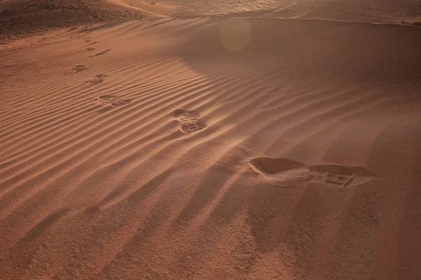 Pôr Sol Sobre Dunas Areia Com Pegadas Deserto Cidade Fantasma — Fotografia de Stock
