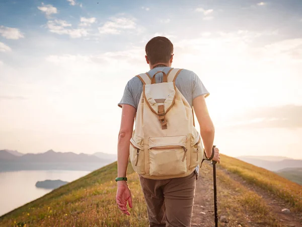 Joven Viaja Solo Caminando Por Sendero Disfrutando Vista Las Montañas — Foto de Stock