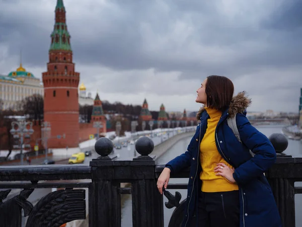 Азиатский Турист Отпуске Зимой Москве Женщина Позирует Холодной Красной Площади — стоковое фото
