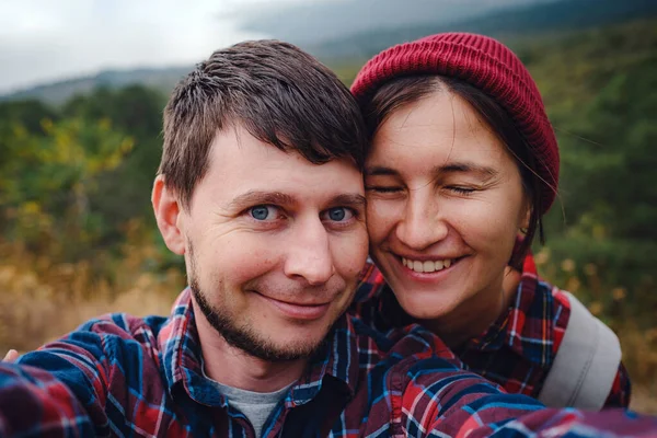 Couple Heureux Prenant Selfie Autoportrait Photo Randonnée Deux Amis Amants — Photo
