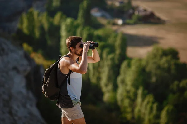 Kerl Mit Ferngläsern Der Hand Mann Shirt Mit Rucksack Junger — Stockfoto