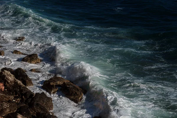 Ωκεανό Κύμα Φόντο Θραύση Θάλασσα Νερό Βραχώδη Ακτή Ακατέργαστων Θαλασσών — Φωτογραφία Αρχείου