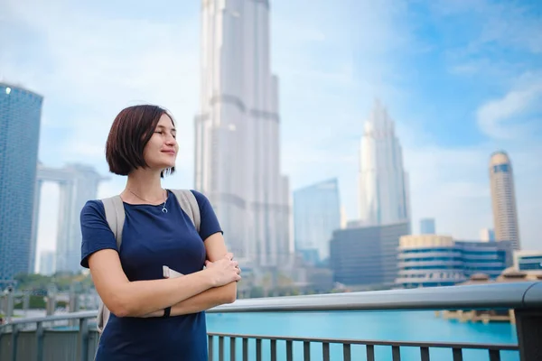 Jovem Mulher Bonita Desfrutando Vista Centro Dubai Desfrutando Viagens Emirados — Fotografia de Stock