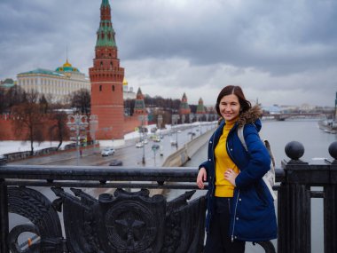 Moskova 'da kışın seyahat eden Asyalı turist. Moskova 'nın merkezindeki soğuk Kızıl Meydan' da poz veren kadın,