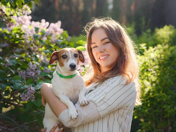 Junge Frau Mit Ihrem Süßen Jack Russell Terrier Freien Schönes — Stockfoto