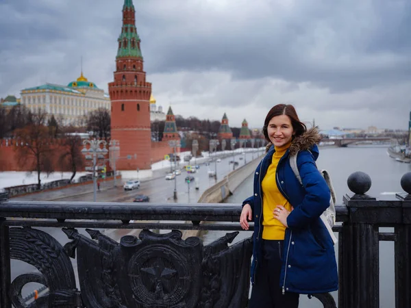 Turista Asiatico Vacanze Viaggio Inverno Mosca Donna Posa Nella Fredda — Foto Stock