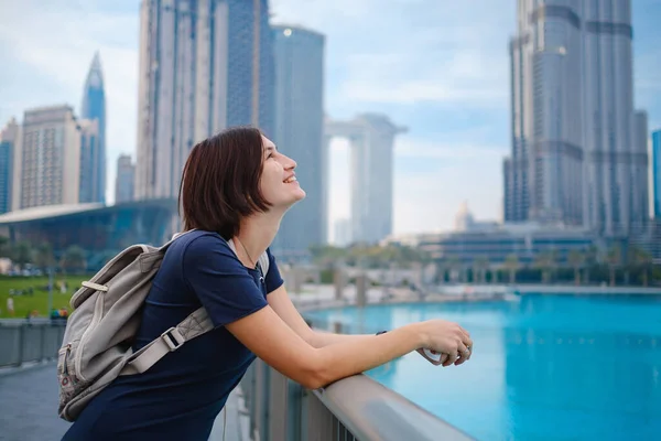 Молодая Красивая Женщина Наслаждается Видом Центр Дубая Наслаждаюсь Путешествиями Объединенные — стоковое фото