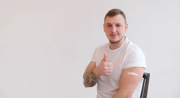 Homem Com Sorriso Rosto Mostra Marca Vacina Isolada Fundo Branco — Fotografia de Stock