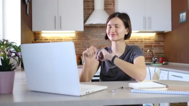 Een gezonde levensstijl. vrouw doet warming-up terwijl zitten thuis aan haar bureau. — Stockvideo