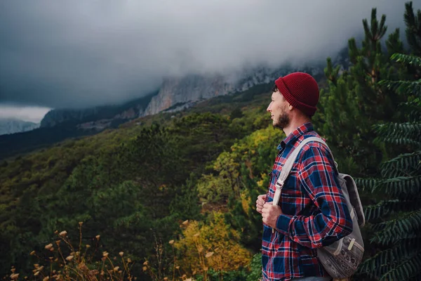 Hombre Que Viaja Con Una Mochila Senderismo Las Montañas Viaje — Foto de Stock