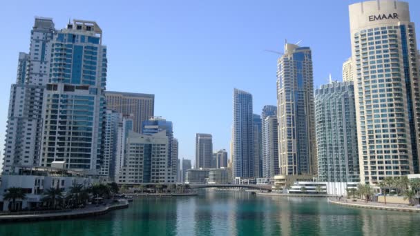 Dubai, Emirados Árabes Unidos, 15.02.2021: Dubai Marina skyline com Marina Canal, arranha-céus modernos, hotéis de luxo e barcos abras — Vídeo de Stock