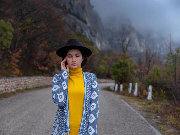 Femme Hipster Élégant Chapeau Poncho Marchant Sur Une Route Montagne — Photo