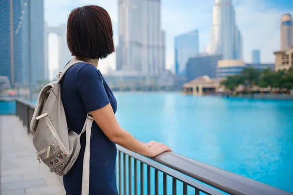 Jovem Mulher Bonita Desfrutando Vista Centro Dubai Desfrutando Viagens Emirados — Fotografia de Stock