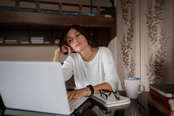 Hermosa Mujer Joven Asiática Que Trabaja Ordenador Portátil Mientras Está — Foto de Stock