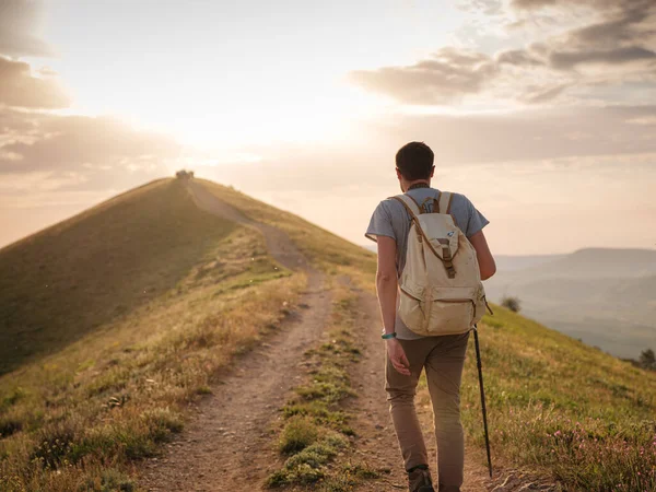 Joven Viaja Solo Caminando Por Sendero Disfrutando Vista Las Montañas — Foto de Stock