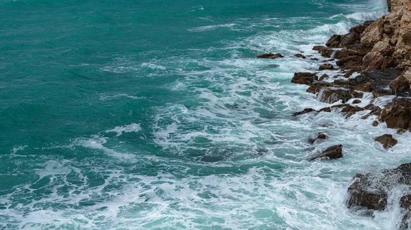 Schöne Aussicht Auf Meereswellen Und Eine Fantastische Felsige Küste Meeresmuster — Stockfoto