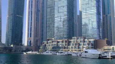 Dubai, BAE, 15.02.2021: Marina Kanalı ile Dubai Marina silueti, modern gökdelenler, lüks oteller ve rıhtımlarda demirlemiş yatlar, körfezin dalgalarında sallanıyordu.