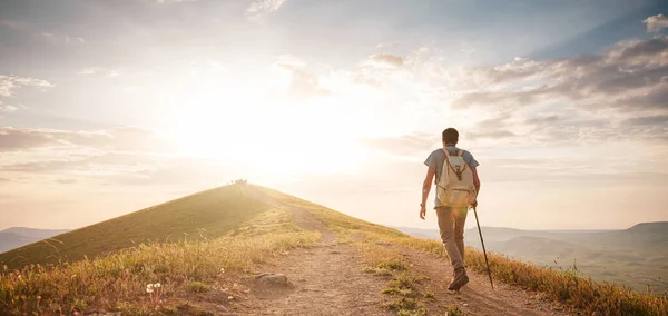 Młody Człowiek Podróżuje Samotnie Szlaku Ciesząc Się Widokiem Góry Krajobraz — Zdjęcie stockowe