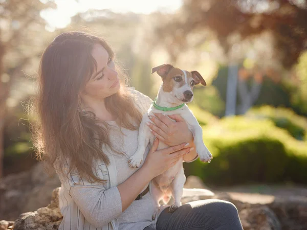 Jonge Vrouw Met Haar Leuke Jack Russell Terrier Outdoor Heerlijk — Stockfoto