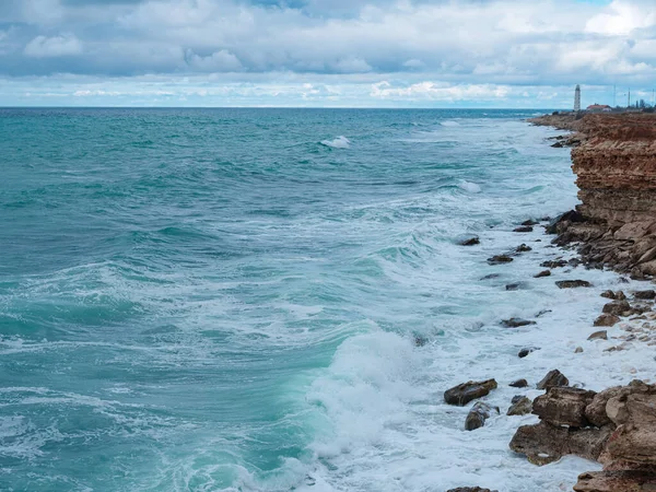 Gyönyörű Kilátás Óceánhullámok Egy Fantasztikus Sziklás Part Tengeri Minták Háttér — Stock Fotó
