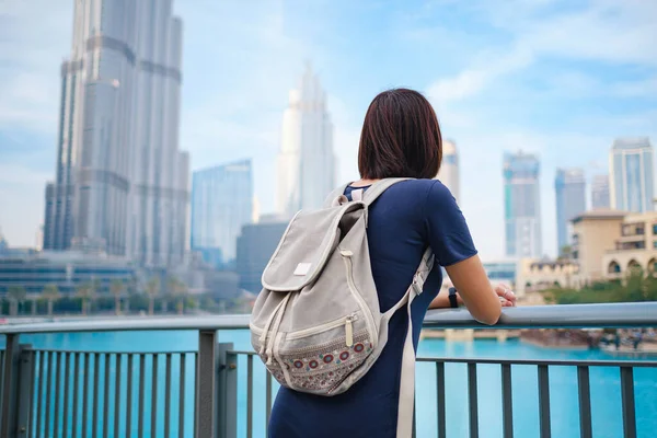 Jovem Mulher Bonita Desfrutando Vista Centro Dubai Desfrutando Viagens Emirados — Fotografia de Stock