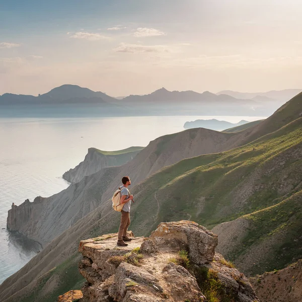 Genç Adam Dağların Arka Planında Tek Başına Seyahat Eder Güzel — Stok fotoğraf