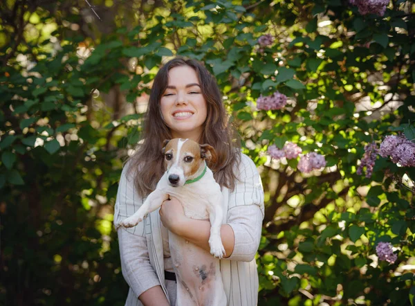 Jonge Vrouw Met Haar Leuke Jack Russell Terrier Outdoor Heerlijk — Stockfoto