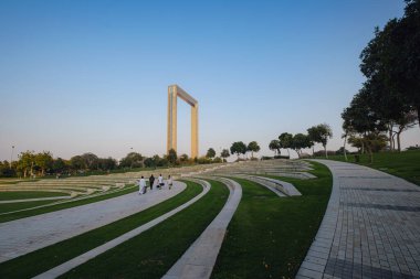 Dubai, Birleşik Arap Emirlikleri, 16 Şubat 2021, gün batımında Dubai Frame binası. Dubai 'nin son simgelerinden biri, Zabeel Park' ta yer alıyor..