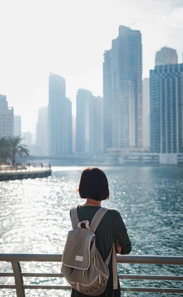 Jovem Viajante Feliz Grande Cidade Dubai Famoso Lugar Dubai Marina — Fotografia de Stock