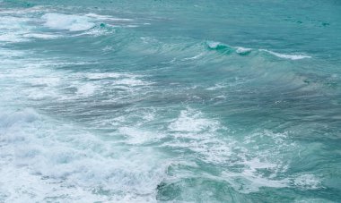 Okyanus dalgalarının güzel manzarası ve muhteşem kayalık bir kıyı, deniz şekilleri, arka plan duvar kağıtları..