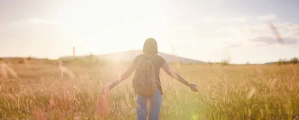 Giovane Donna Alla Moda Con Uno Zaino Campo Tramonto Libertà — Foto Stock