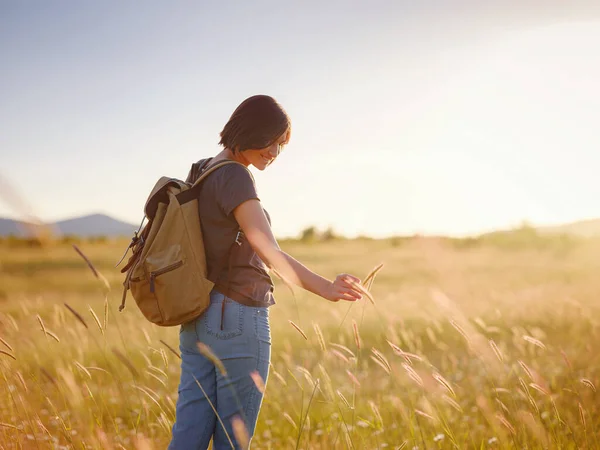 Trendy Young Woman Backpack Field Sunset Freedom Nature Concept Soft — Stock Photo, Image