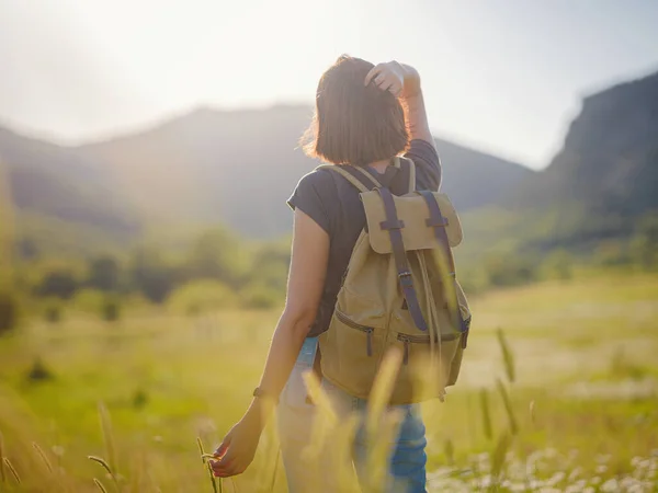 Mujer Joven Moda Con Una Mochila Campo Atardecer Concepto Libertad — Foto de Stock