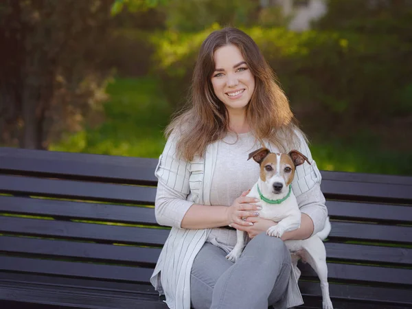 Junge Frau Mit Ihrem Süßen Jack Russell Terrier Freien Schönes — Stockfoto