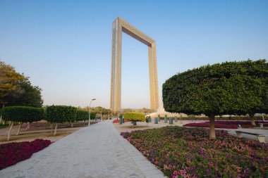 Dubai, Birleşik Arap Emirlikleri, 16 Şubat 2021, gün batımında Dubai Frame binası. Dubai 'nin son simgelerinden biri, Zabeel Park' ta yer alıyor..