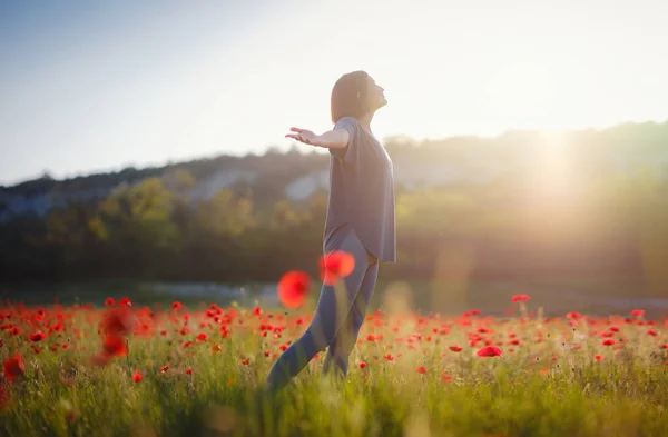 Giovane Bella Donna Con Braccia Alzate Nel Campo Papavero Primaverile — Foto Stock