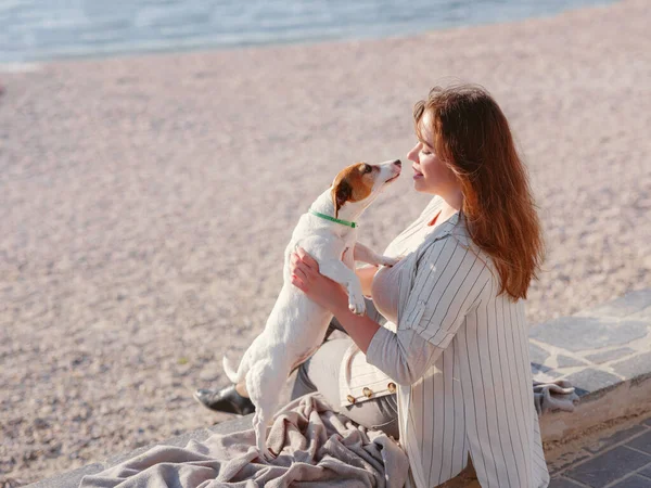 Jonge Vrouw Met Haar Leuke Jack Russell Terrier Outdoor Heerlijk — Stockfoto