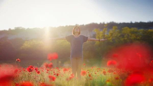 Giovane Bella Donna Con Braccia Alzate Nel Campo Papavero Primaverile — Foto Stock